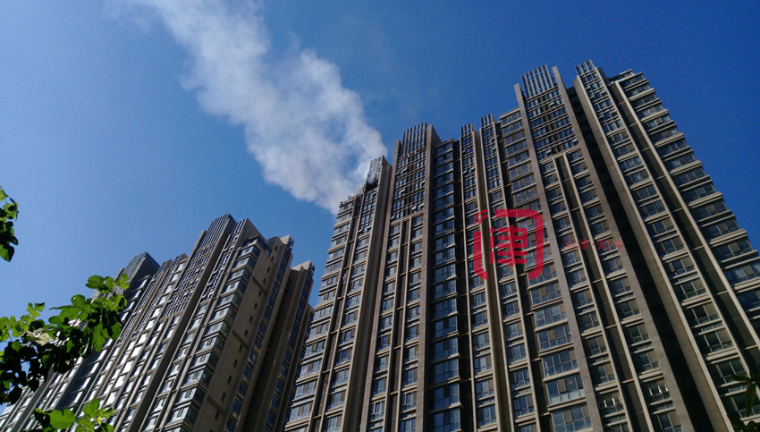 尚佳新苑发生爆炸，火情波及多户电梯停运