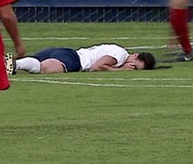 城会玩！开着汽车踢足球，用挖掘机当守门员