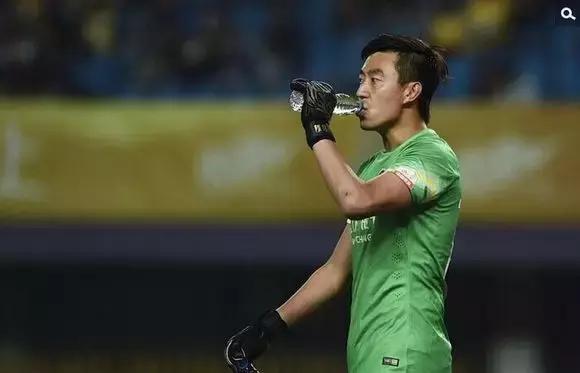 踢球时喝什么水,踢足球前为什么不要喝太多水