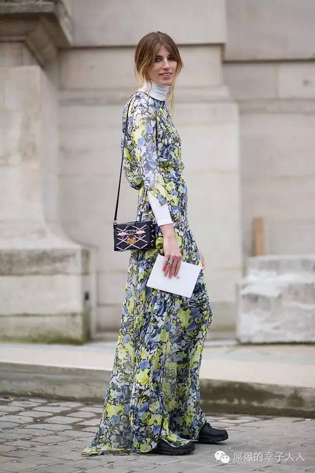 最时髦的人都在背两个包出门,最近都在背网红包包