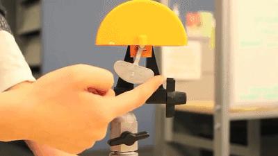 黑人学霸姑娘众筹10万美金为非洲儿童制作发光足球