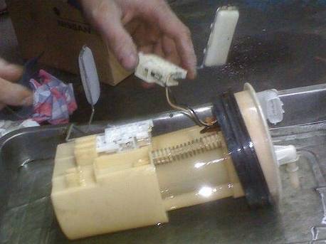 汽车油表不显示油量打不着火了,汽车油箱有油油表显示没油了咋办