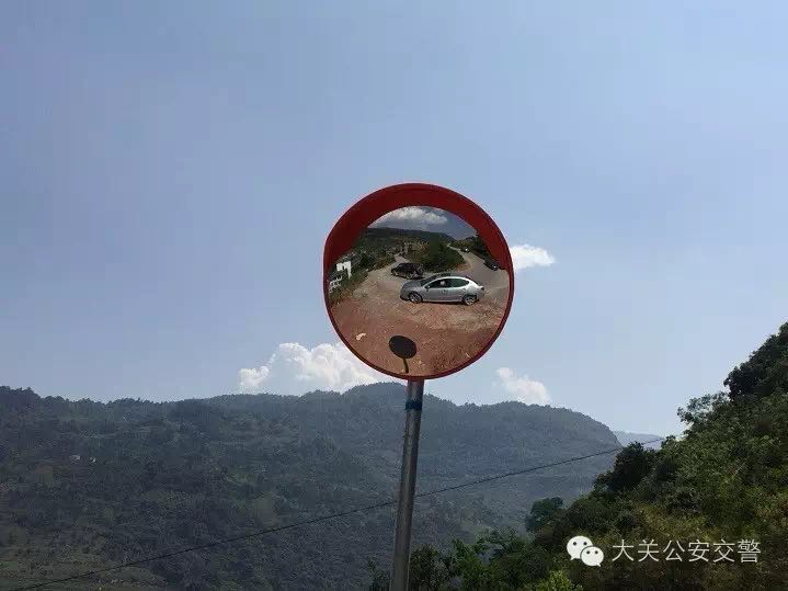 大关交警再建路旁“照妖镜”“金箍棒”望市民们珍惜
