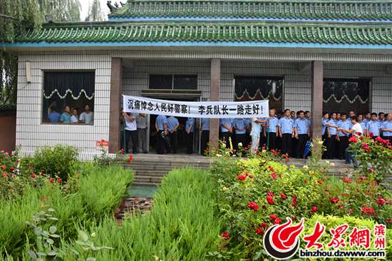 李兵遗体告别仪式举行千余群众雨中送别英雄