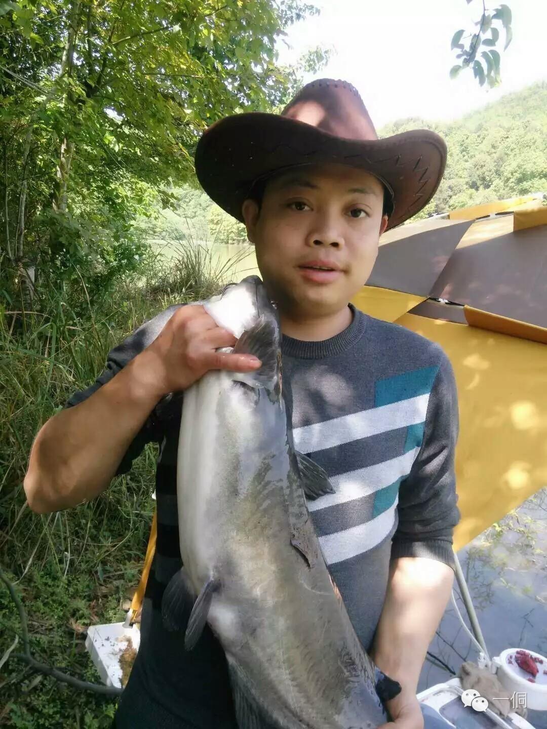 一侗给您介绍一位年轻的侗族捕猎能手——阿现大师