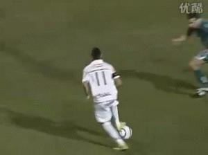 国足足球搞笑gif,足球原地踩单车搞笑gif