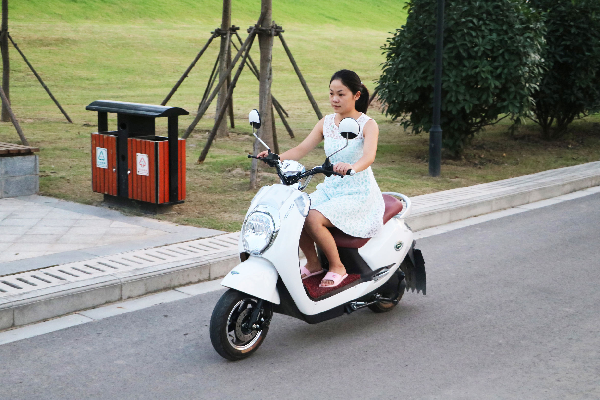 雅迪和小牛哪个更智能,雅迪比小牛更稳定