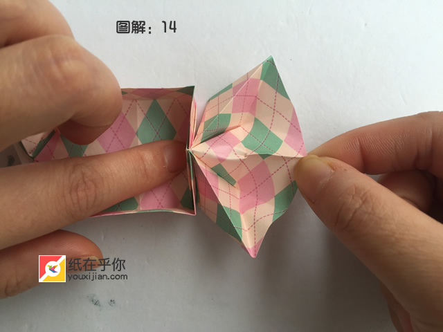 纸在乎你手工折纸糖果收纳盒视频图解教程