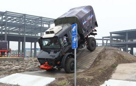 乌尼莫克六驱越野车,用军