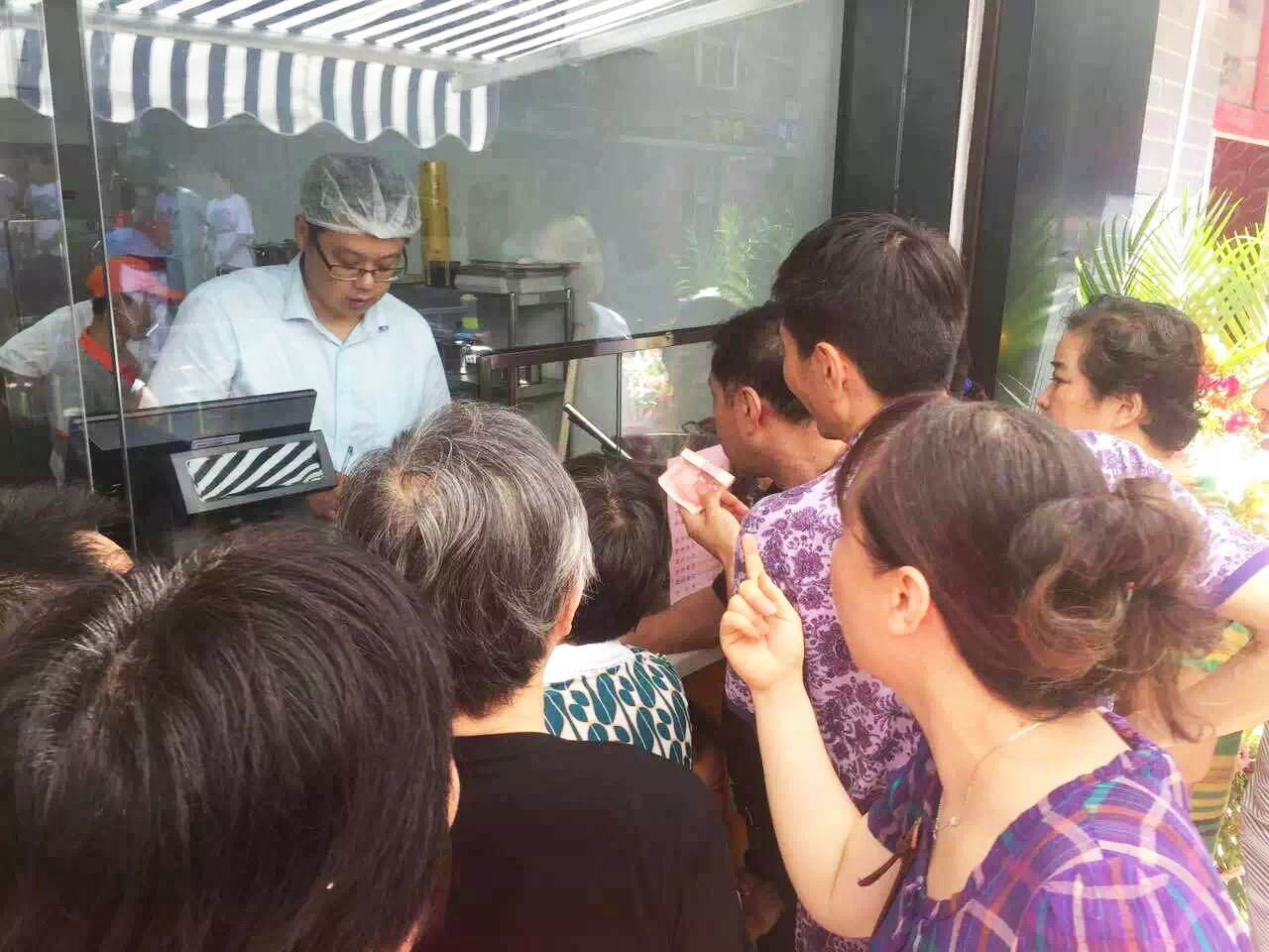 最适合夫妻开的小店，仅需万元起30㎡包子小店聚财富