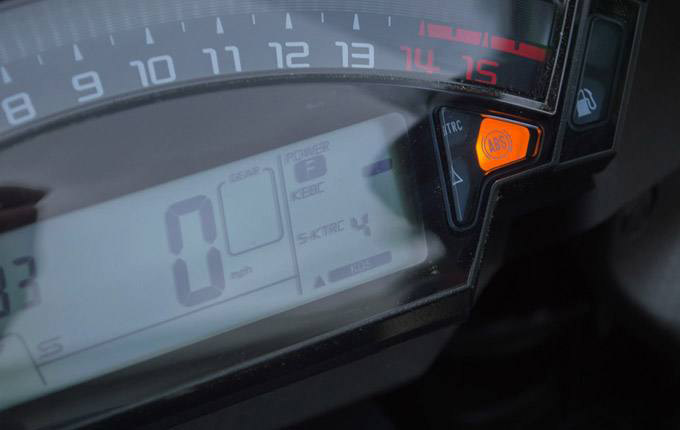 2010年川崎zx-10r多少个缸,川崎zx-10r新手可以驾驭吗