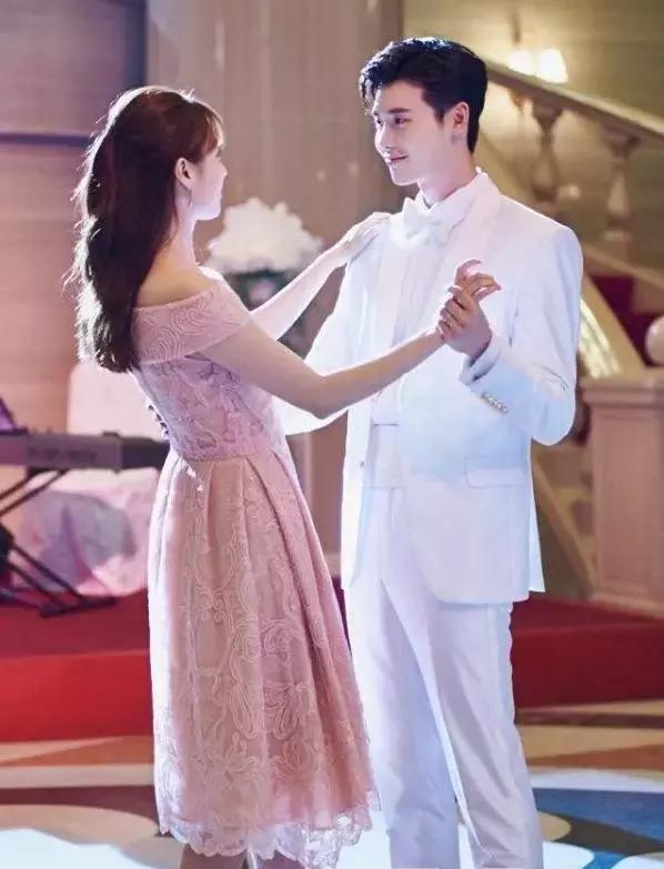 天河丨睡衣穿得对，气质翻百倍丨继续开扒《W》造型