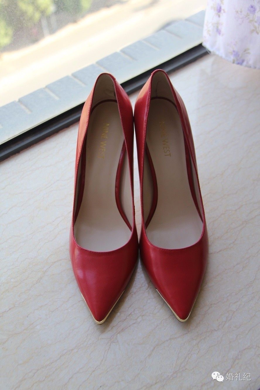 新娘鞋子婚鞋大红3厘米款式,结婚穿的大红婚鞋还可以自己穿吗