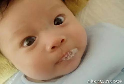 宝宝喜欢吐泡泡吐奶,宝宝吐奶还一直伸舌头吐唾沫