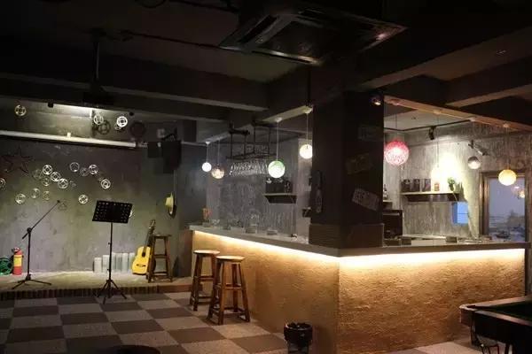 坪石第一家工业风清吧，在这里我可以泡一天。