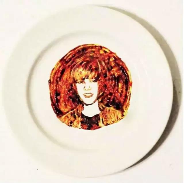 墨大华裔妹子用咖啡“泼”出周杰伦！成龙、姚明、张艺谋