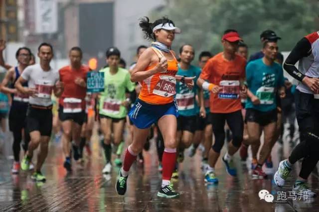 跑马拉松后的最佳饮食,初期练马拉松跑步怎么安排饮食