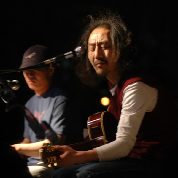 这个看起来疯癫的老头，是“摇滚鼓王”的哥哥，中国民谣界的传奇