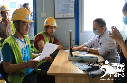 中建八局天津公司表彰优秀农民工 国庆前夕带农民工游航母
