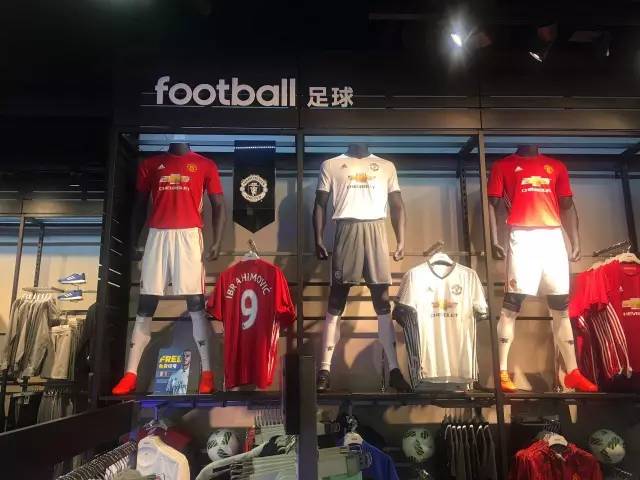 今天我们想聊聊adidas如何在时尚道路上越玩越嗨