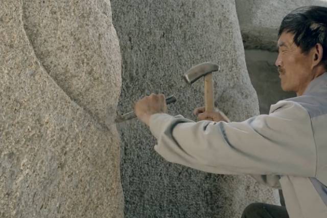 身价数十亿的他除了去无人区摄影，险些丧命，还用了6年时间和30多位石艺老匠人打造了一家不想挣钱的艺术馆