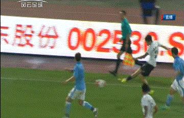 扳回一城穆谢奎,穆谢奎凌空斩爆杆破门