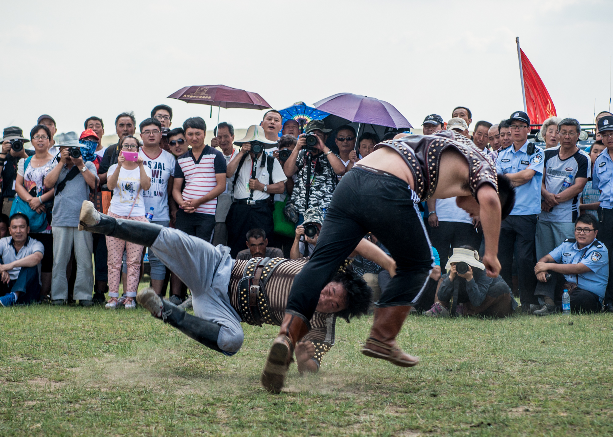 蒙古摔跤为何实战强,蒙古摔跤超厉害的技能
