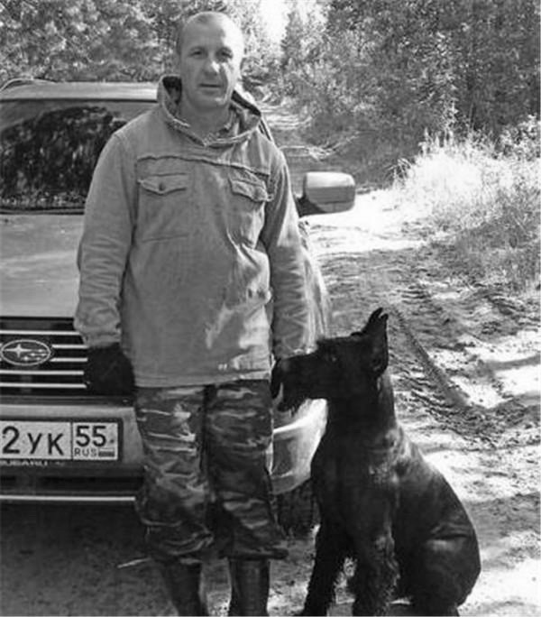 狗狗血线总磨出血,狗狗不停的用前爪刨地磨出血