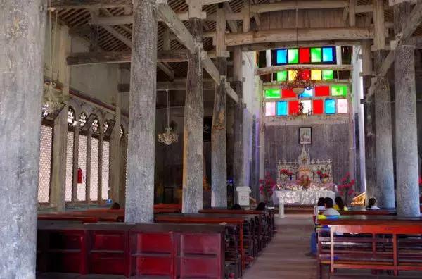 成都附近的旅游景点推荐四姑娘山,距成都五个多小时的地方