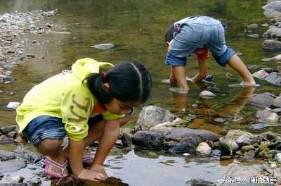 小时候捉鱼的正确方法,在农村捉鱼
