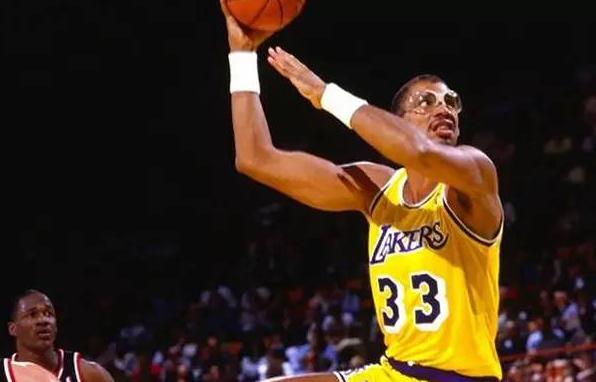 nba历史上退役球衣最多球队,nba历史上最帅球衣