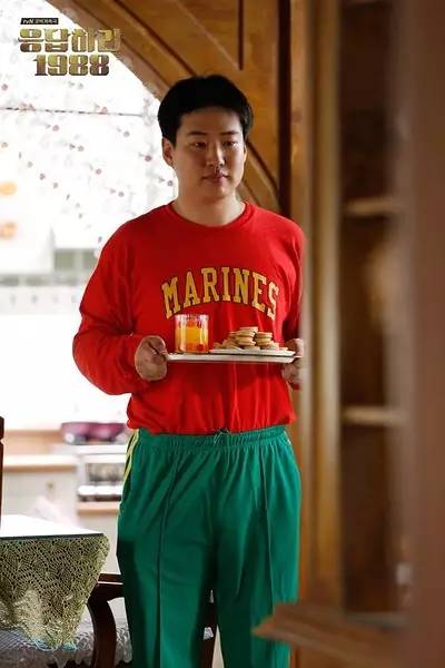 卫衣穿搭扎眼,卫衣穿在里面怎么搭配