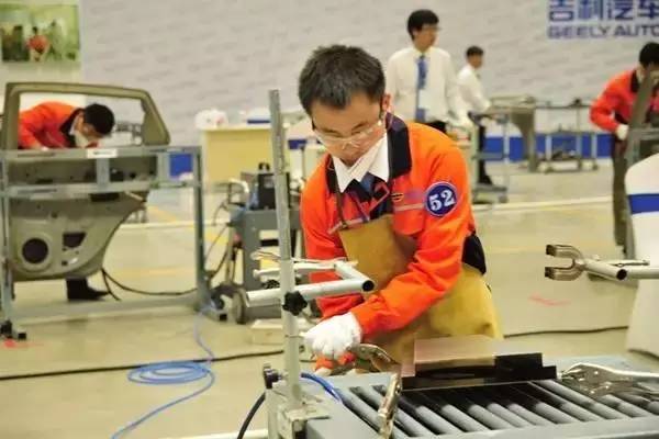 汽车钣金漆面有点凹怎么修,什么是汽车钣金凹凸怎么修复