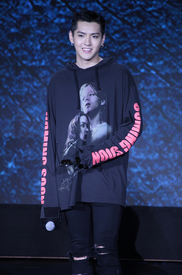 关晓彤总算不穿秋裤现身了,关晓彤穿黑色保暖衣