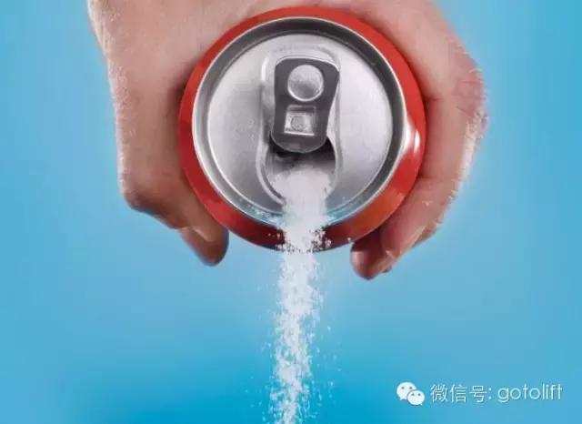 外国男子连喝25罐红牛,一位男子喝25罐红牛现在怎么样了