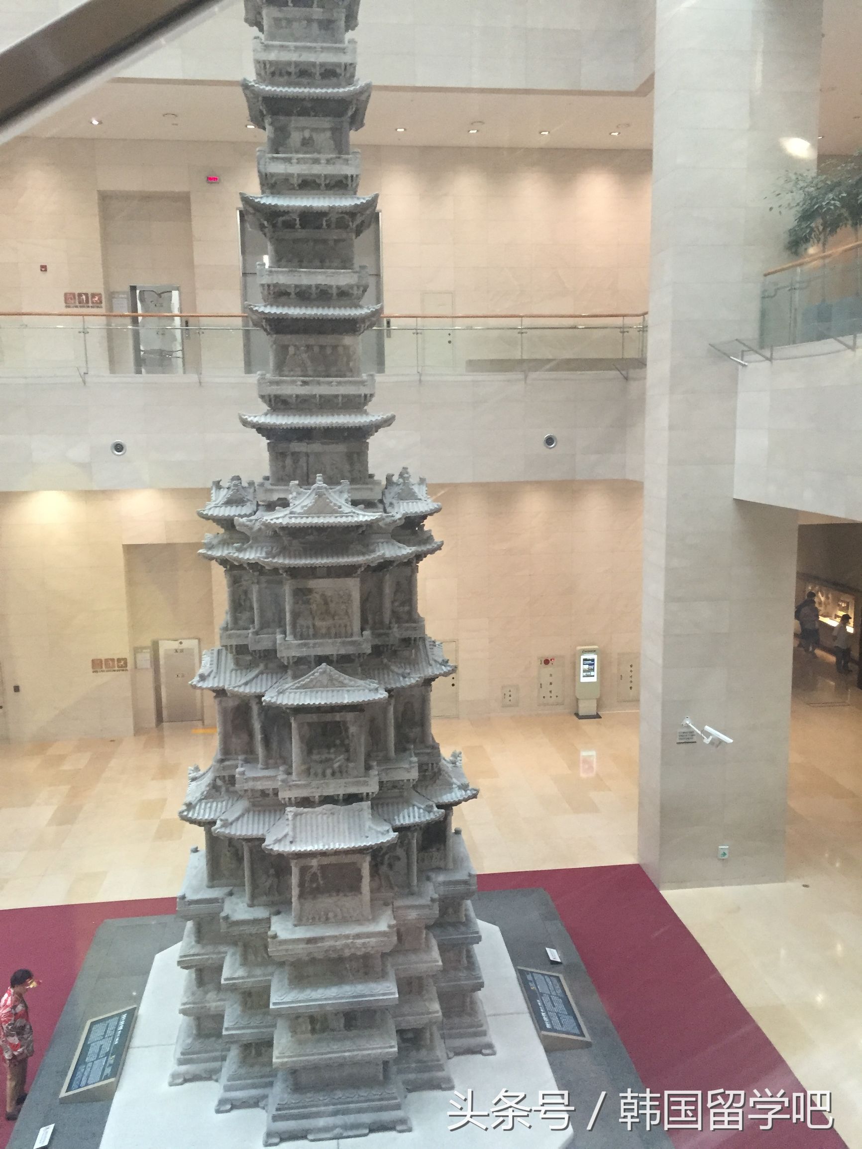 老教授带学生去山洞找文物,韩国教授来到中国博物馆