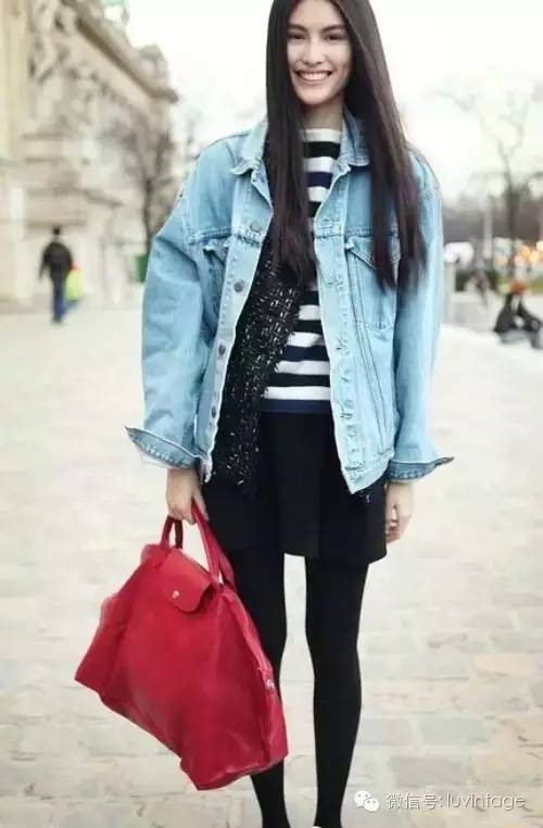 吃着月饼迎国庆,吃着月饼敬着礼