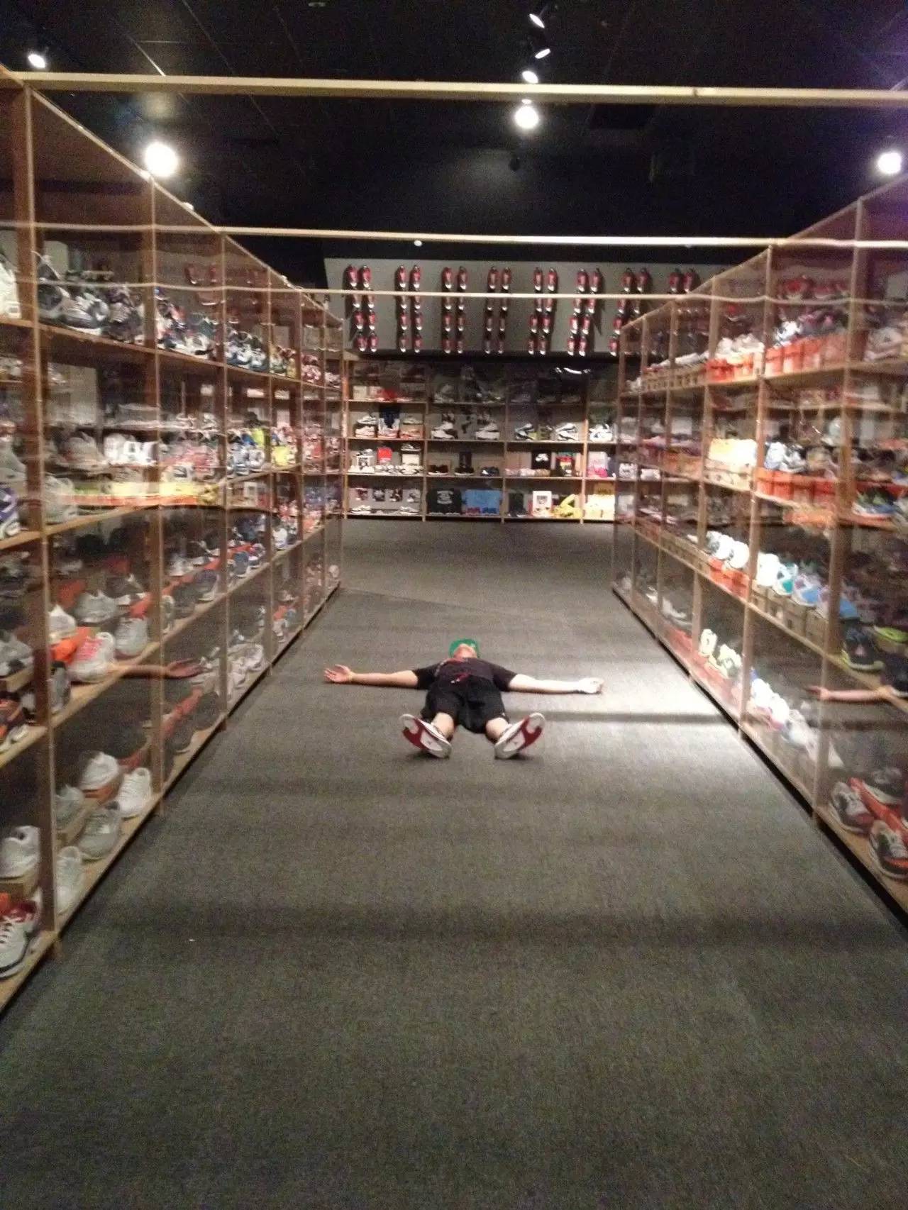 见识了他1000万美元的鞋库，我的红眼病无药可医