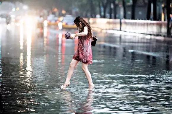 全省看雨模式开启今晨昆明堵出新境界吐槽归吐槽大家千万不要蹚水