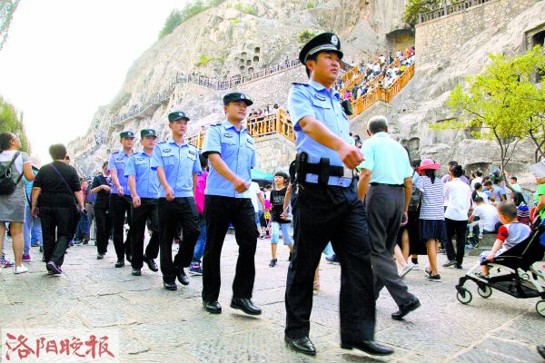 十一交警执勤忙,十一假期交警上班