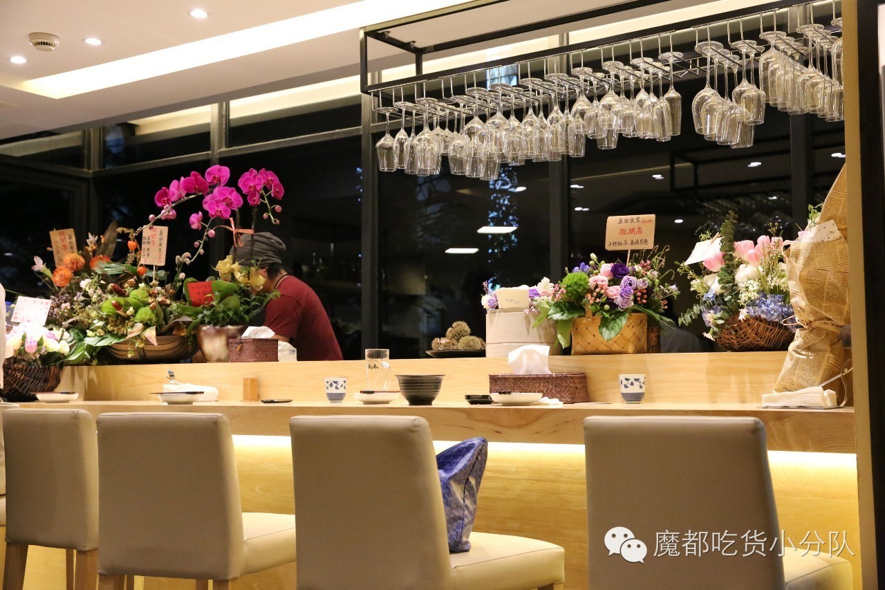 这家店进门要先鞠躬，招牌只在晚上有！