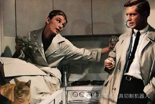 橙色风衣外套女中长款如何搭配,橄榄绿风衣搭配什么颜色的风衣