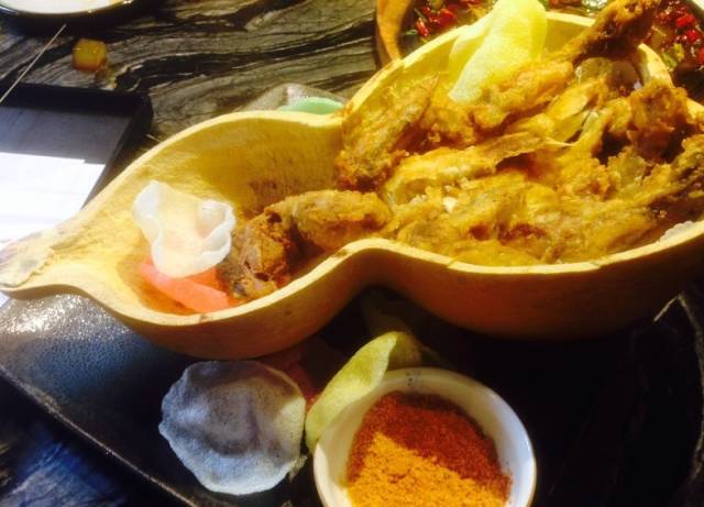 西安城墙从哪道门出去有美食街,西安城墙有个当地美食像肥肠一样