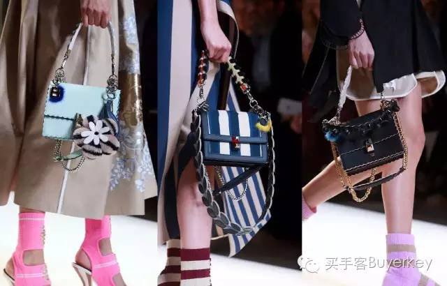 手拿包女推荐真皮徽章款,新款女士手拿包百搭大容量