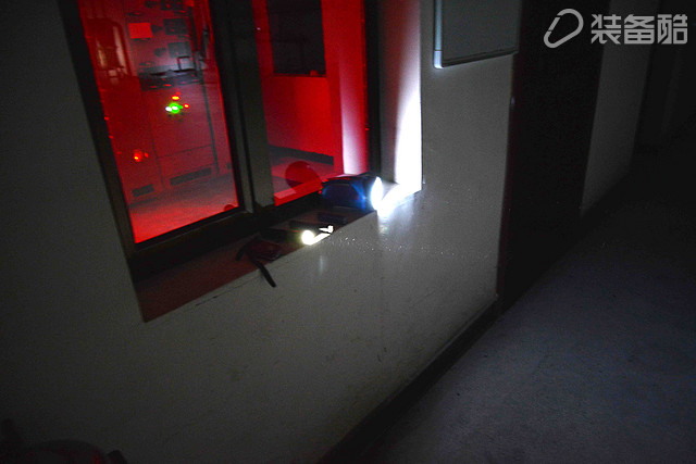 PowertacCM-one手电筒是装备中的酷