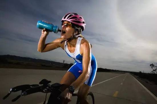 不口渴也喝很多水好吗,补水还是口渴