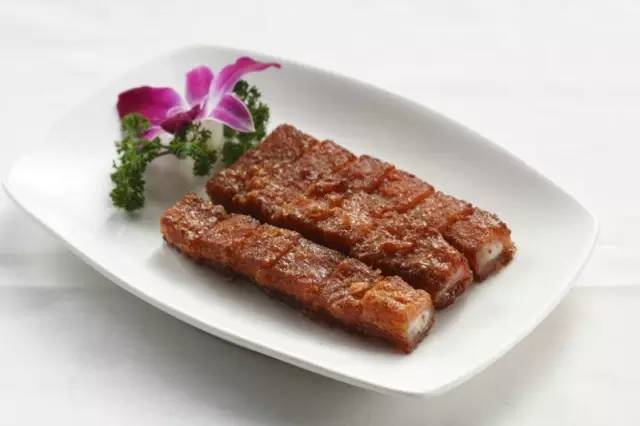 这一家酒店有门童，叫“白手套”。