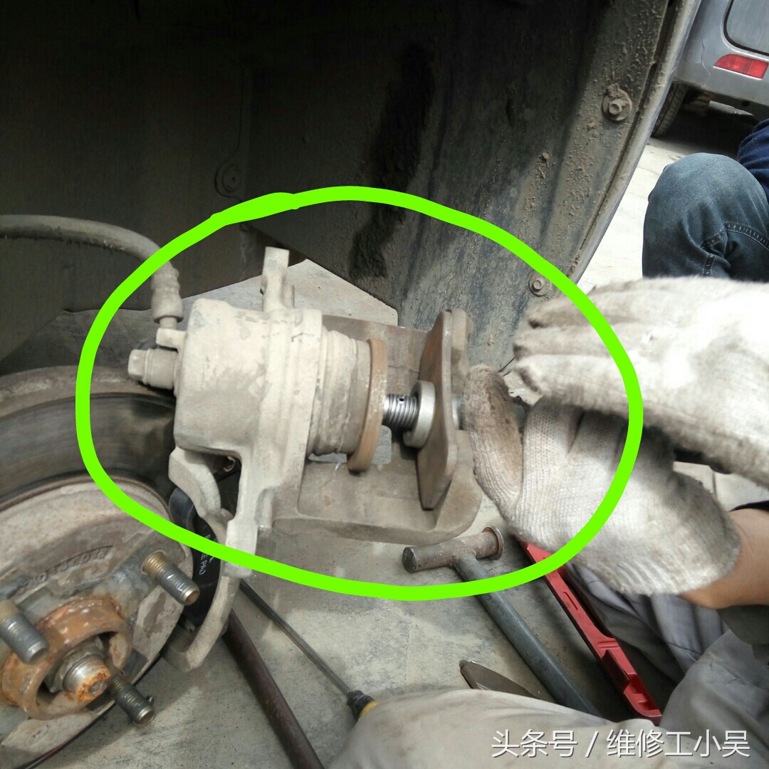 别克老凯越更换刹车片，怪不得车主说前轮刹车没有后轮的灵敏！