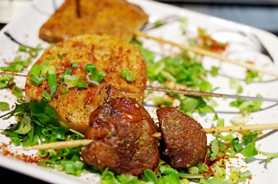 第一次吃烧烤串被惊艳,山洞里吃饭是一种什么体验