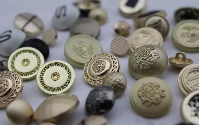 老房子里收藏有100万颗纽及巧手妈妈家族三代人缝缝补补的故事